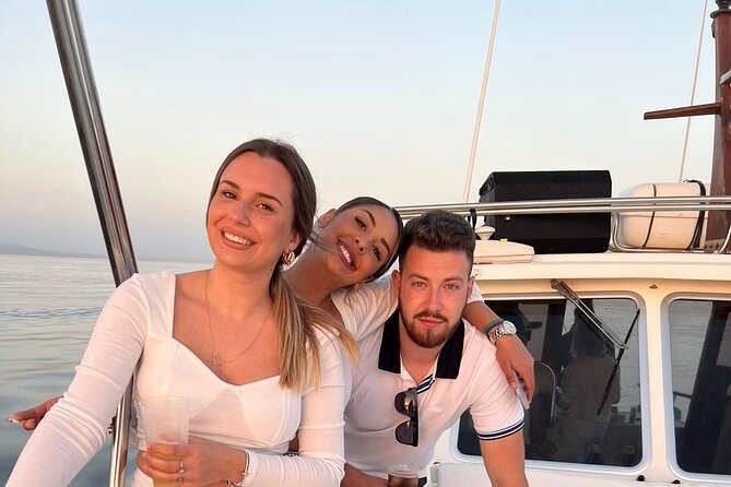 2-Hour Excursion in Search of Dolphins/ Includes Drink and Snacks - The two-hour route and the search at sea