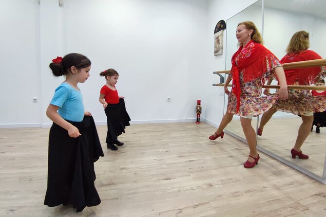 45 minutes flamenco dance class for family in Málaga - Who will get the most from the class