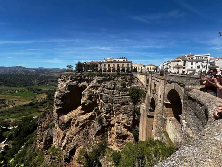 ab Marbella/Estepona: VIP-Tour Ronda + Setenil d. l. Bodegas - Two Andalusian towns, two very different moods