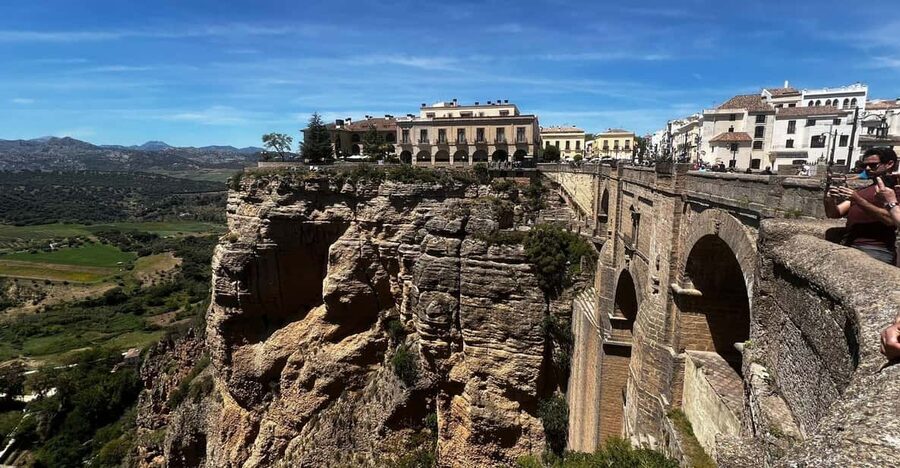 ab Marbella/Estepona: VIP-Tour Ronda + Setenil d. l. Bodegas - A walk through Ronda’s old town