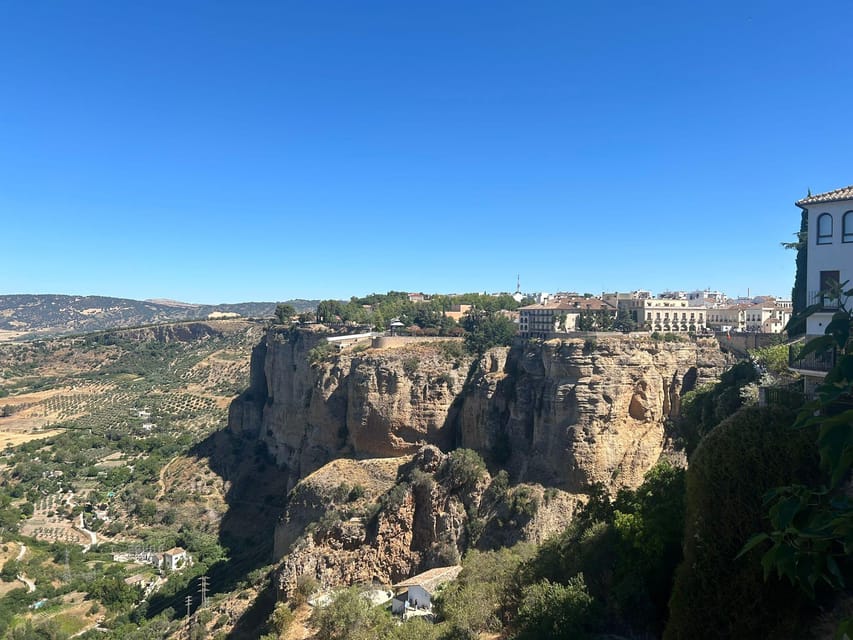 ab Marbella: Private VIP-Tour Ronda incl. Transfer + Tapas - Walking through La Ciudad