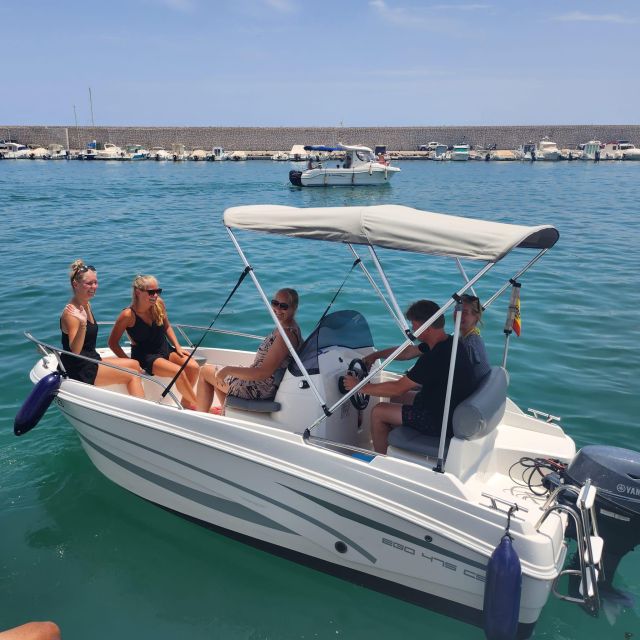 Boat without licence, fuel included - Taking the helm in Fuengirola