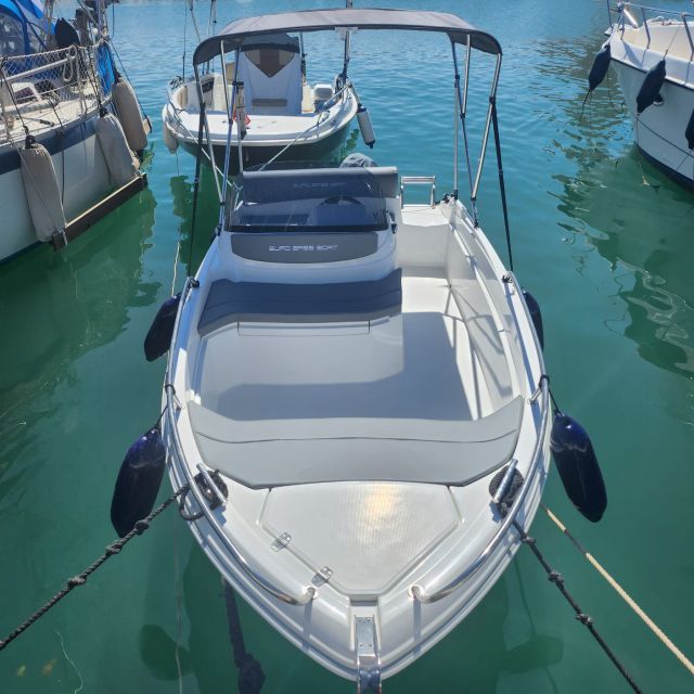 Boat without licence, fuel included - Shade, sound and simple comforts