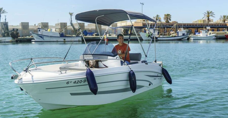 Boat without licence, fuel included - From the marina to the open water
