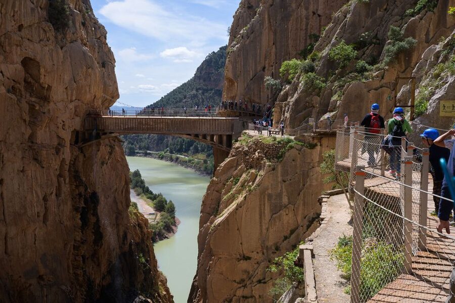 Caminito del Rey: Guided Tour with 1 Drink and Shuttle Bus - Why the Caminito del Rey feels so dramatic