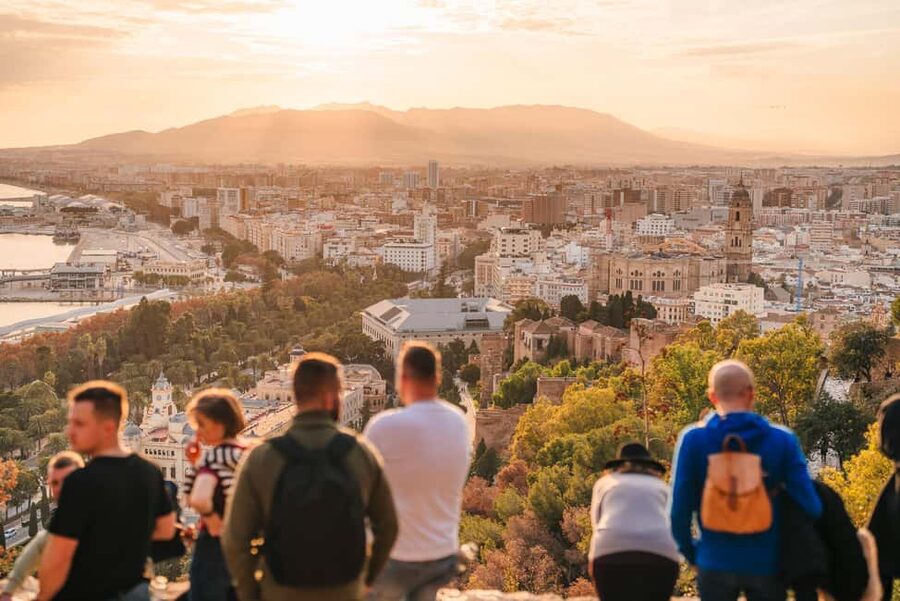 Express tuktuki tour in Malaga: Gibralfaro Viewpoint and Photography - A fast route from the harbor to the heights