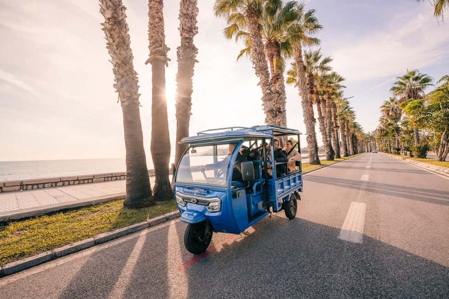 Express tuktuki tour in Malaga: Gibralfaro Viewpoint and Photography - The climb to Gibralfaro