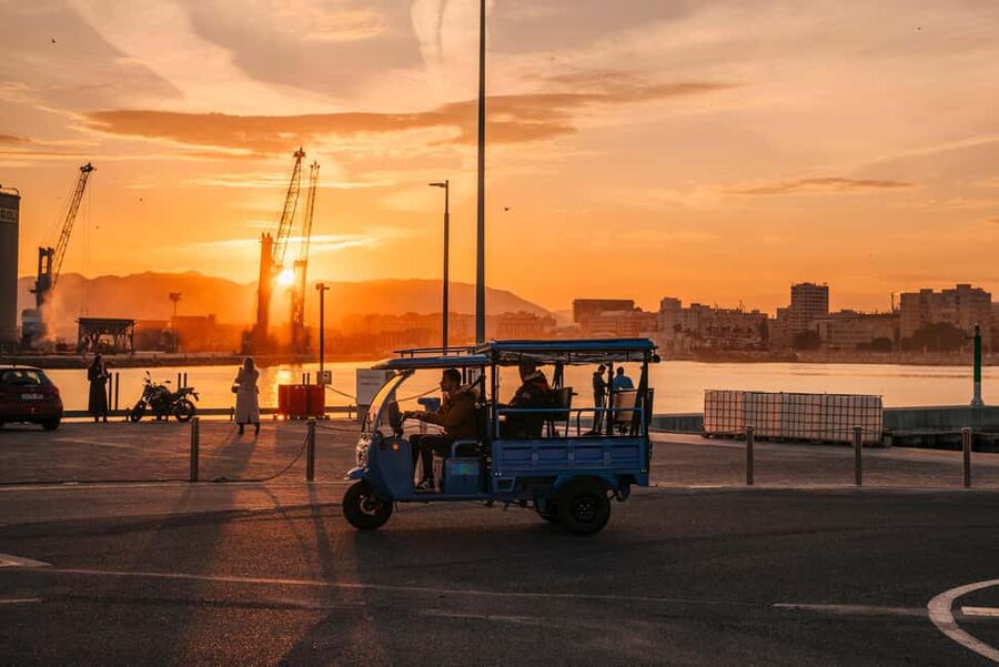 Express tuktuki tour in Malaga: Gibralfaro Viewpoint and Photography - The timing: 45 minutes, with an express pace