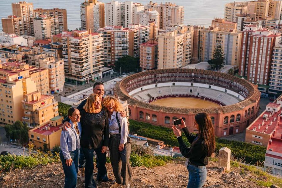 Express tuktuki tour in Malaga: Gibralfaro Viewpoint and Photography - Muelle Uno sets the scene