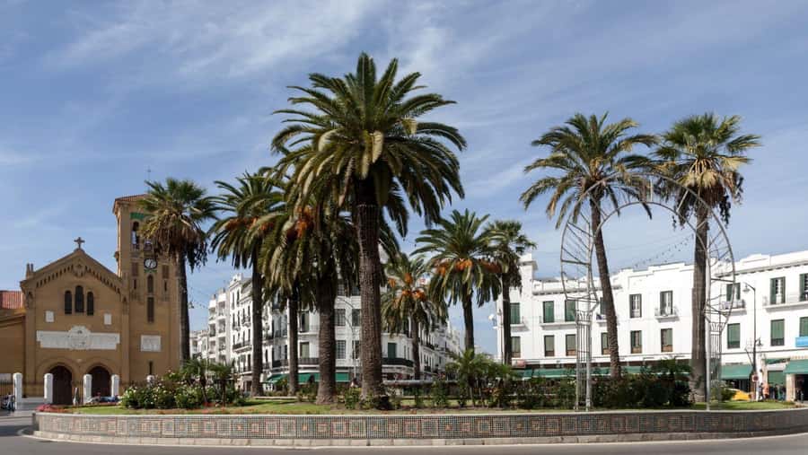 From Málaga: Morocco Day Trip with Tour Guide and Lunch - Shopping and the herbalist visit