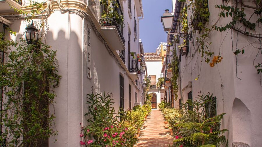 From Malaga or Costa del Sol: Mijas, Marbella & Puerto Banus - Mijas: white walls, balconies and mountain views