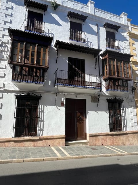 From Nerja/Almunecar: Ronda Day Trip with Hotel Pickup - A walking tour helps make sense of the old town