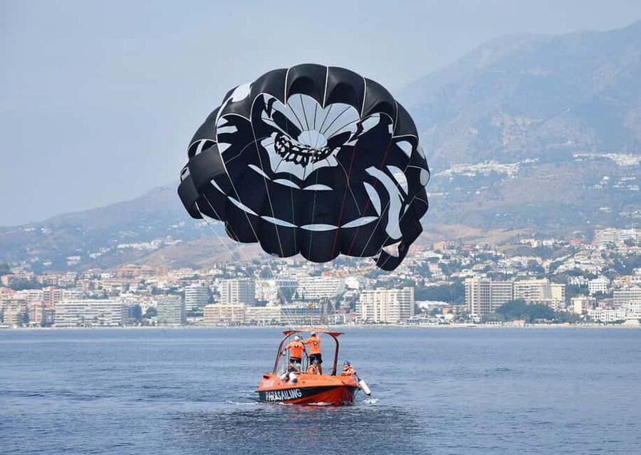 Fuengirola: Deluxe Parasailing Flight from Fuengirola Port - The briefing, boat ride and winch takeoff