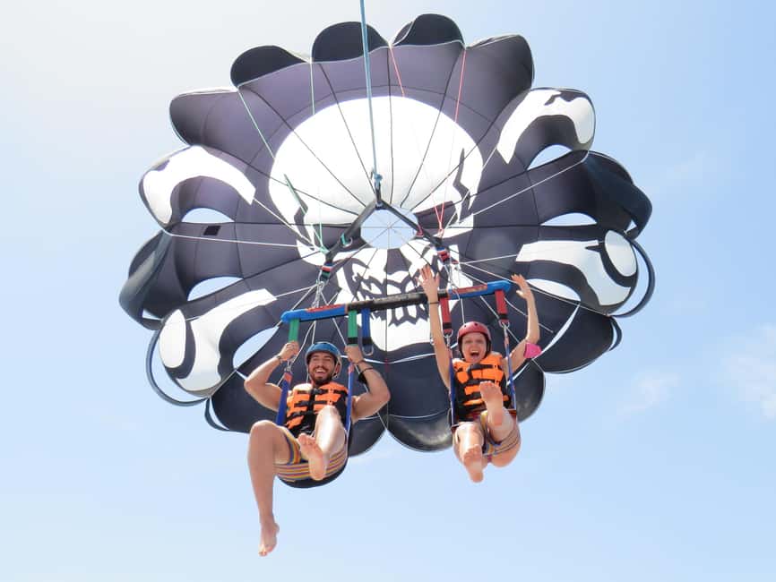 Fuengirola: Deluxe Parasailing Flight from Fuengirola Port - In the air: quiet above the beach