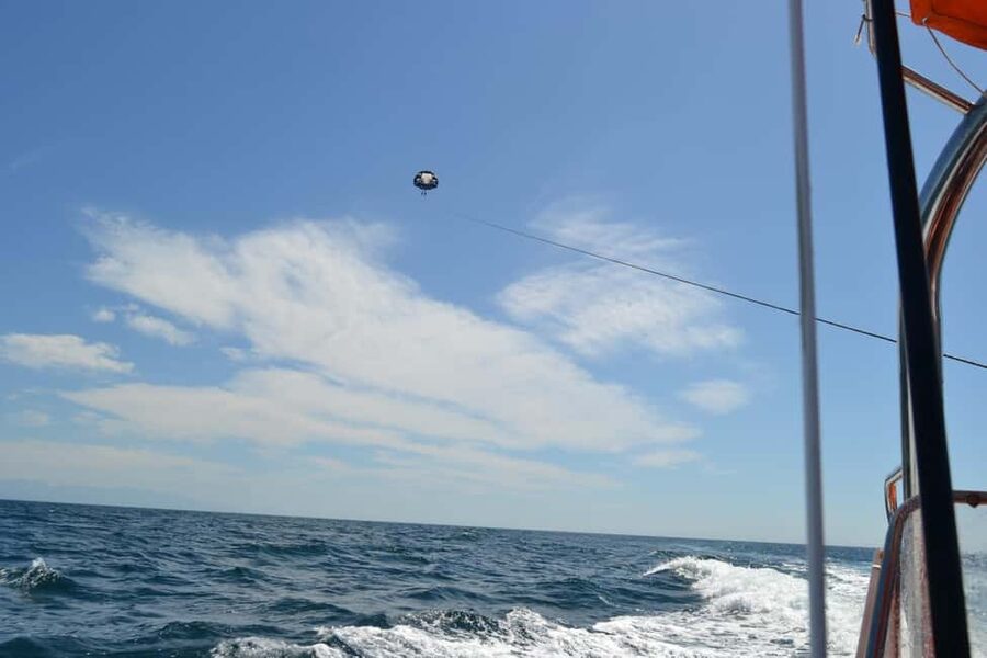 Fuengirola: Deluxe Parasailing Flight from Fuengirola Port - Who can fly, and who needs to stay aboard