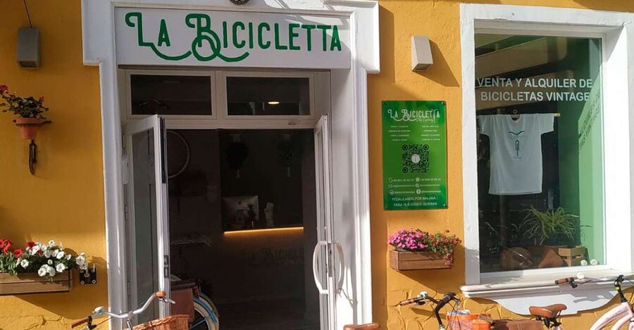 Malaga: Bike Rental for City Discovery Route & Beaches - La Malagueta: an easy place to begin