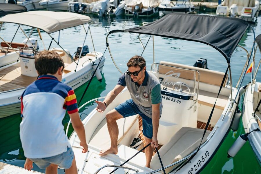Malaga: Boat Rental without a License for Dolphin Watching - FAQ