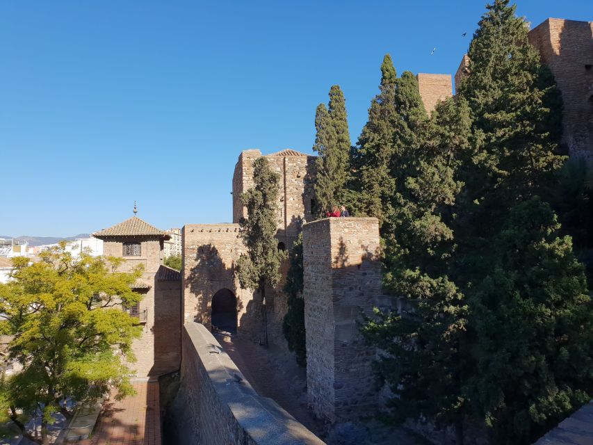 Málaga: Cathedral, Alcazaba, Roman Theater Walking Tour - Up the hillside to the Alcazaba