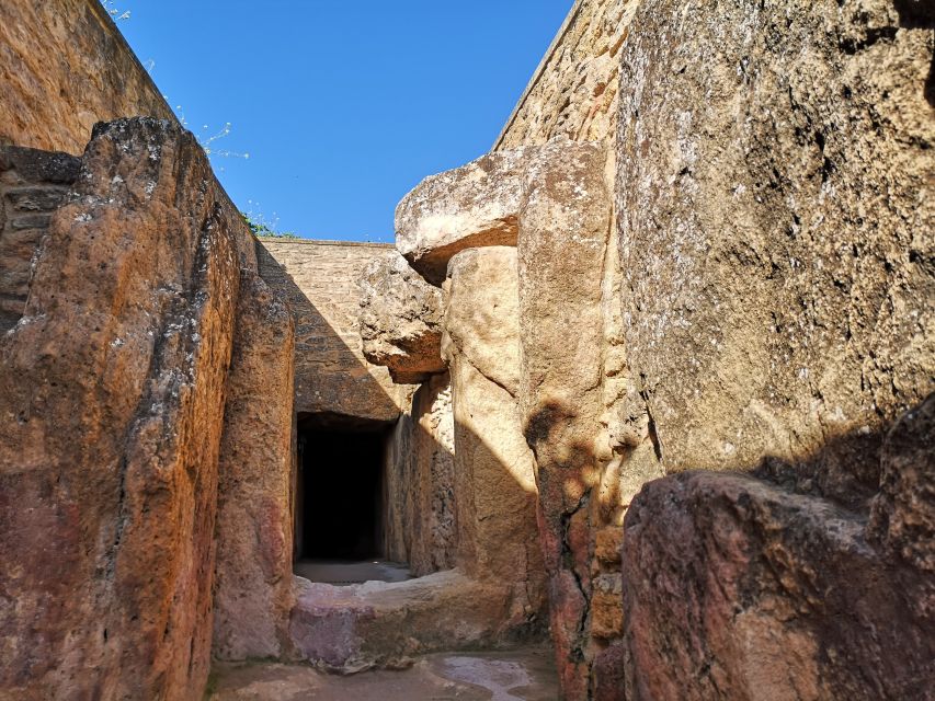 Málaga: Dolmens and El Torcal de Antequera Guided Day Trip - Reading the stone chambers