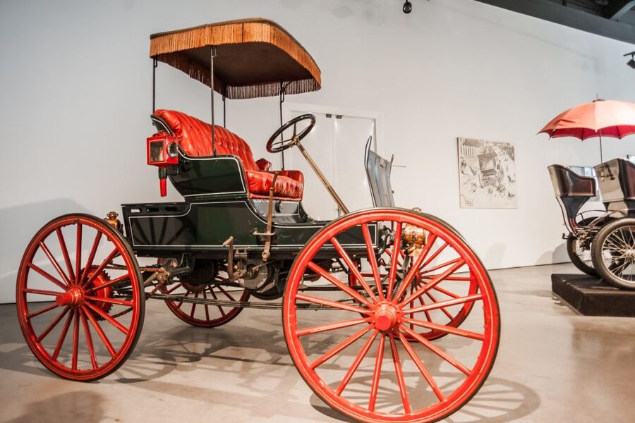 Málaga: Museo del Automóvil y la Moda Ticket - Decide between a self-guided visit and a tour