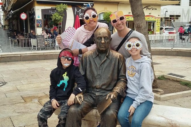 Málaga: Private Sightseeing Treasure Hunt - Market lanes, gardens, and the Alcazaba