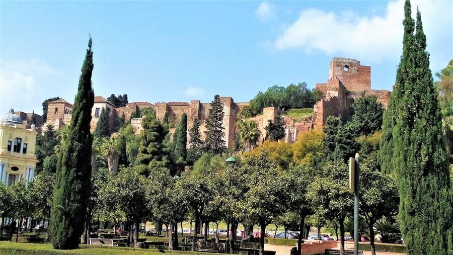 Malaga: Private walking tour - Plan for sun, walking and extra tickets