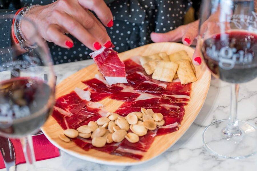 Malaga: Show and Food at Alegría Flamenco and Restaurant - Who will enjoy this evening most?