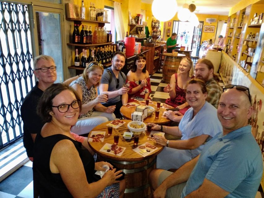 Málaga: Wine & Tapas Tour - The guide and the group are part of the meal