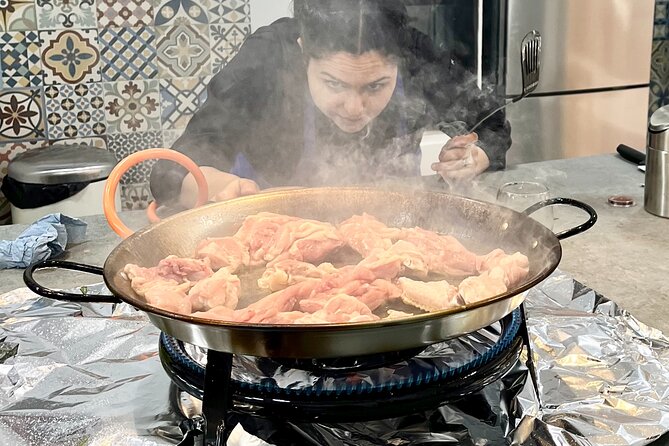 Paella and Sangria Workshop in Malaga - Learning the rice and chicken paella