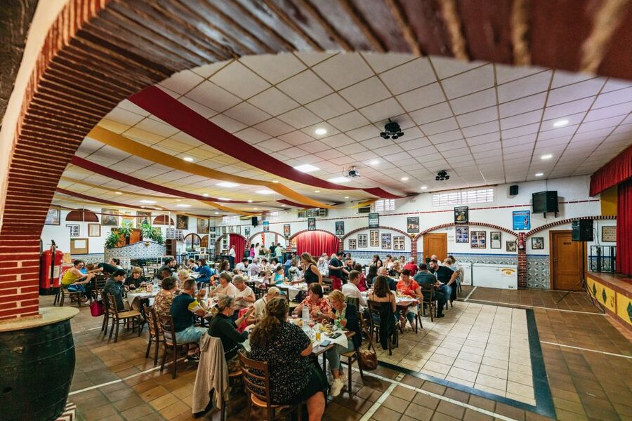 Torremolinos: Flamenco Show with Dinner and Drinks - A live performance with room for spontaneity