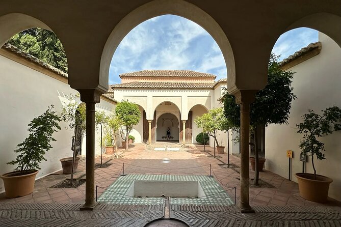 Ultimate Malaga History & Tapas - All Included Full Experience - Local guides make the history feel close